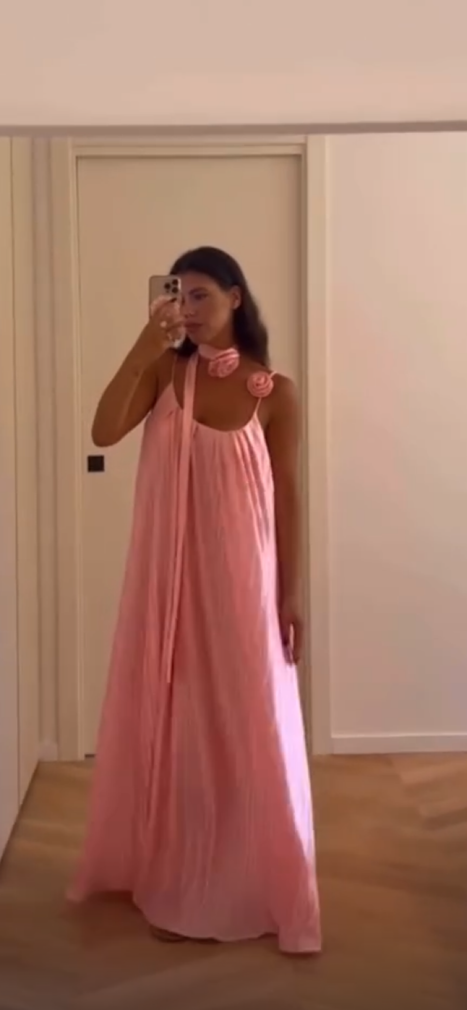 Abito lungo rosa con cinta e spilla con rose