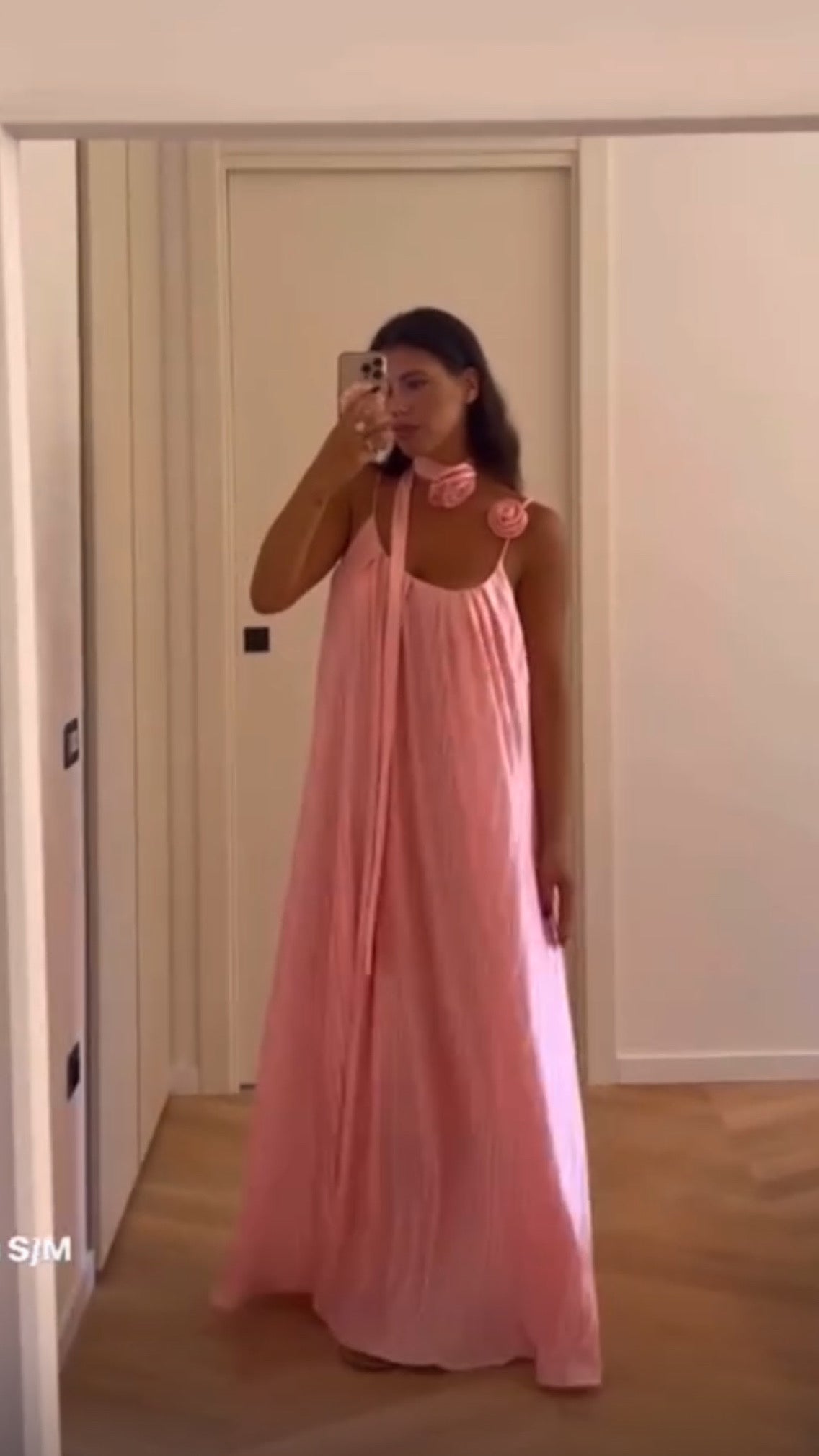 Abito lungo rosa con cinta e spilla con rose