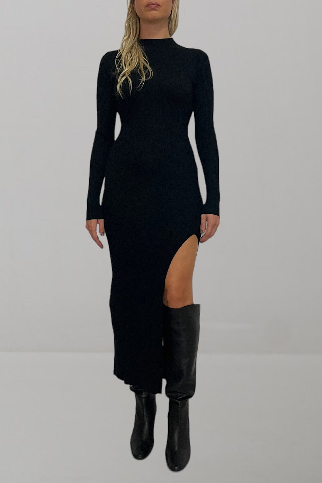 Abito in maglia midi con spacco