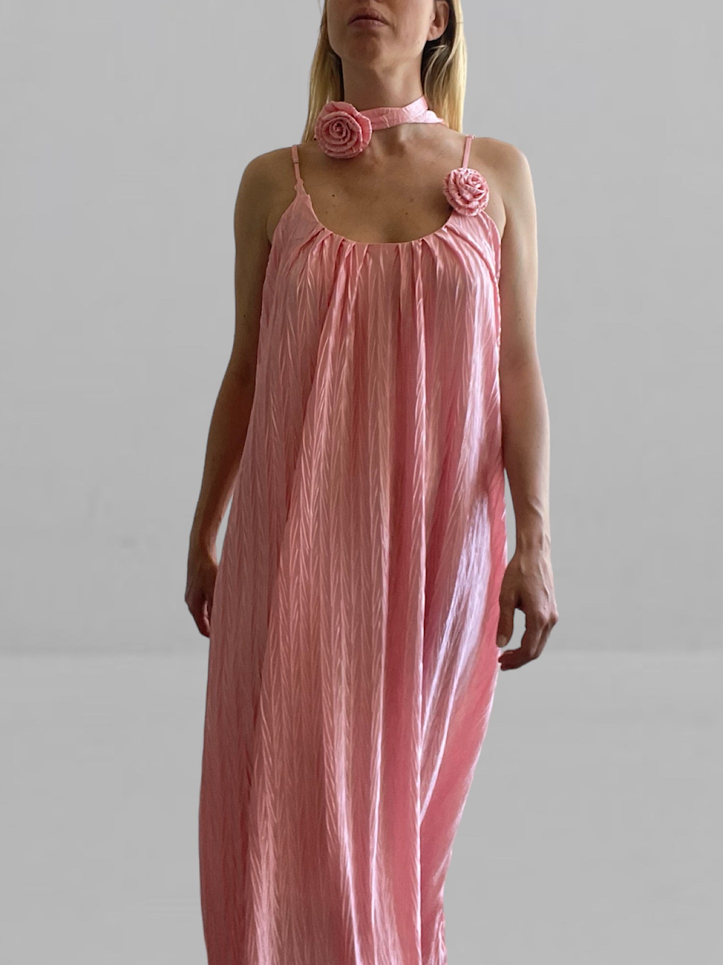 Abito lungo rosa con cinta e spilla con rose