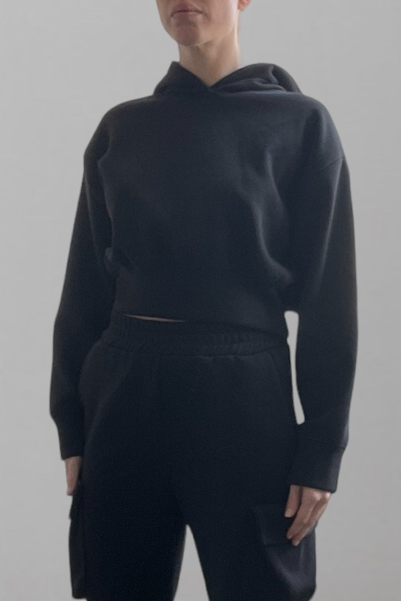 Felpa crop nera con cappuccio