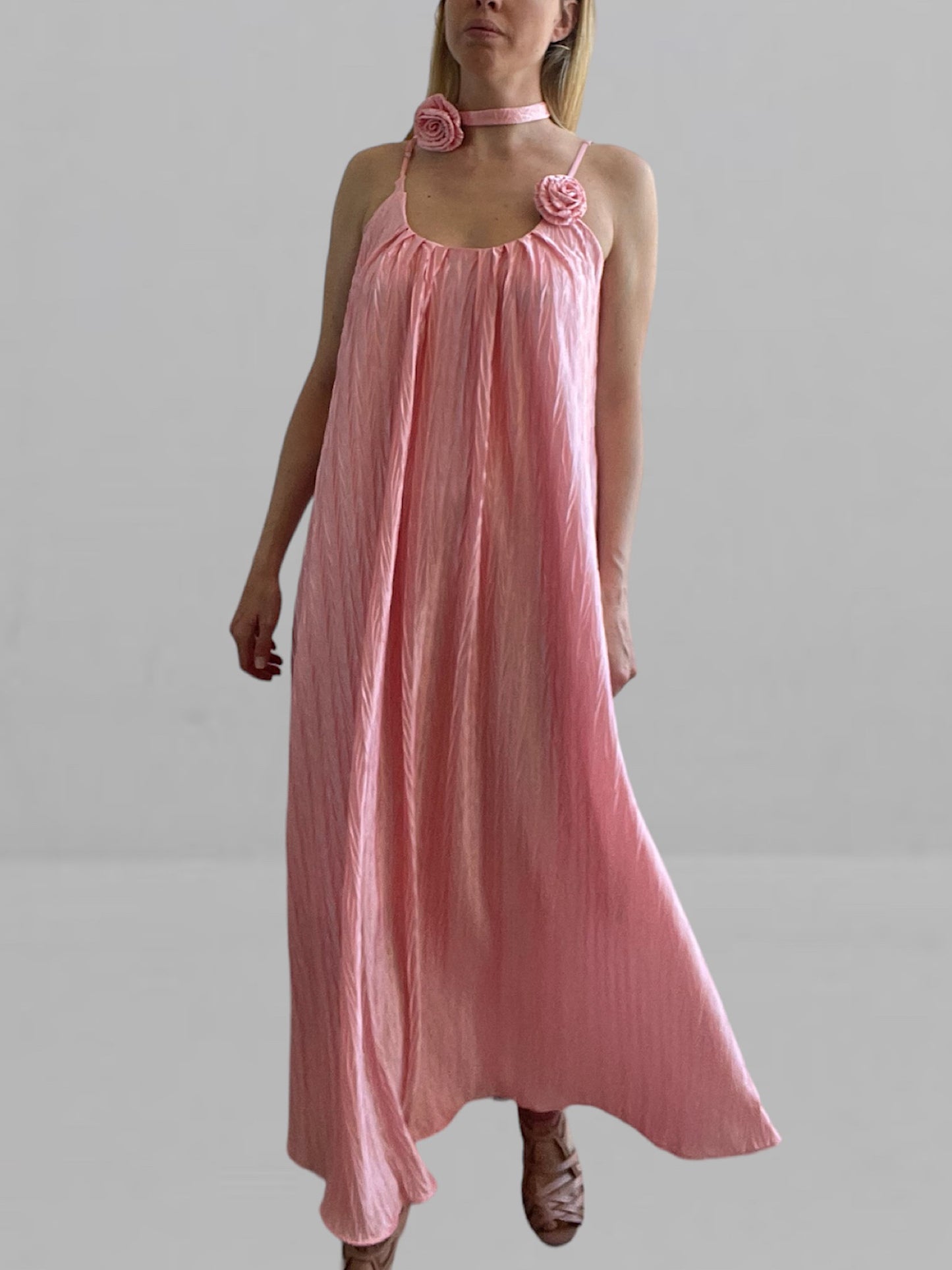 Abito lungo rosa con cinta e spilla con rose