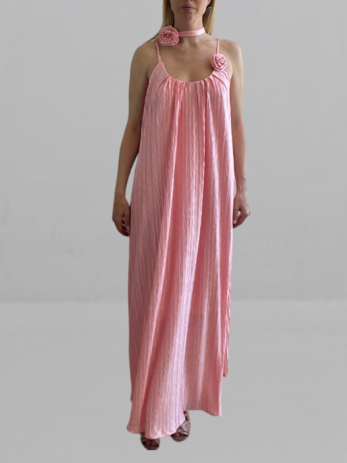 Abito lungo rosa con cinta e spilla con rose