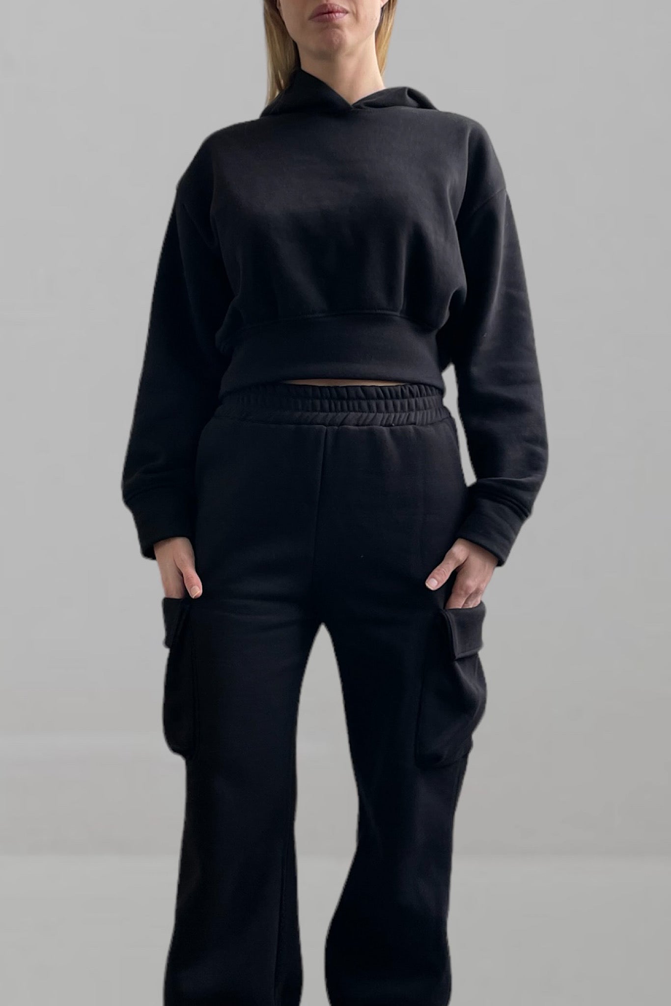 Felpa crop nera con cappuccio