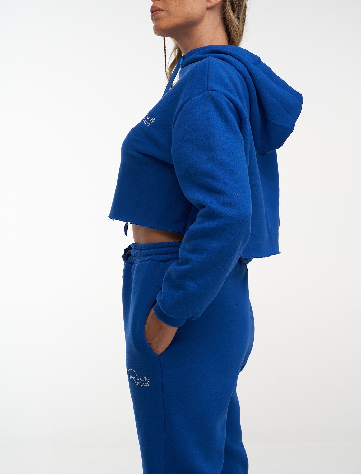 Felpa crop Blu royal con lacci in raso blu e ricamo Rue 19 Milano