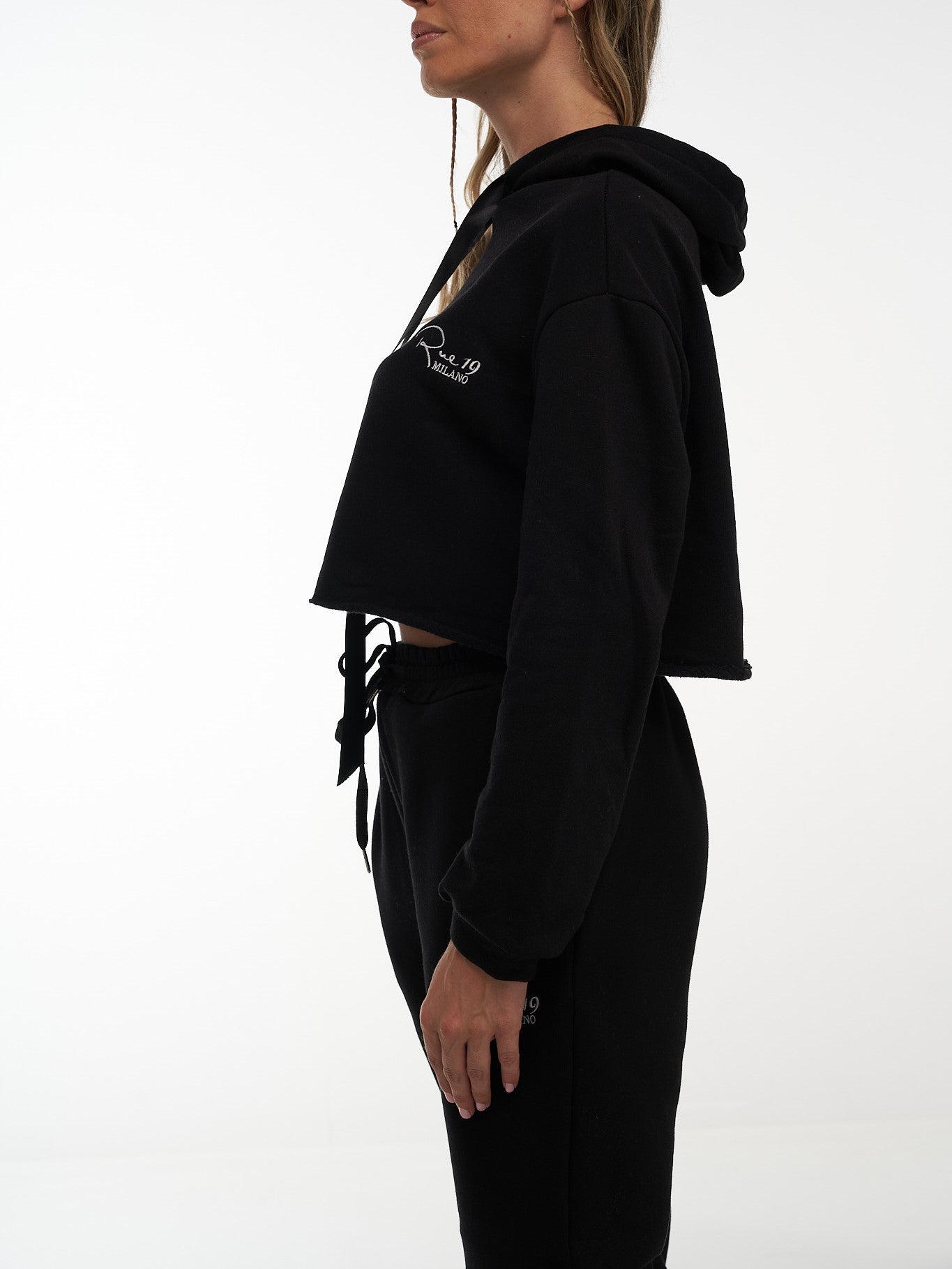 Felpa crop nera con lacci in raso e ricamo Rue 19 Milano