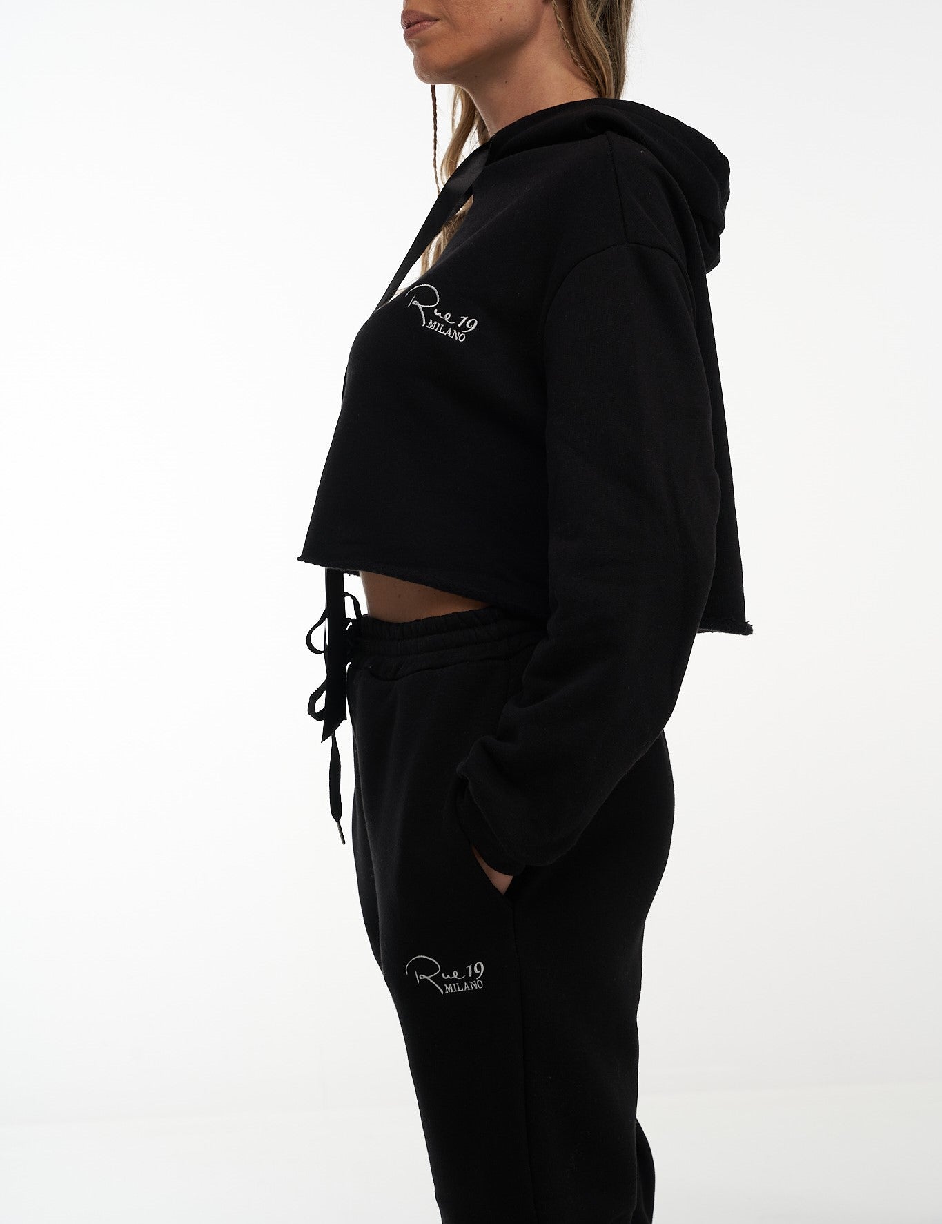 Felpa crop nera con lacci in raso e ricamo Rue 19 Milano