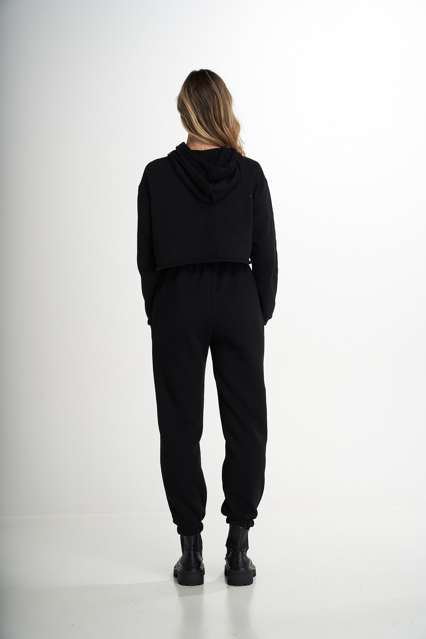 Felpa crop nera con lacci in raso e ricamo Rue 19 Milano