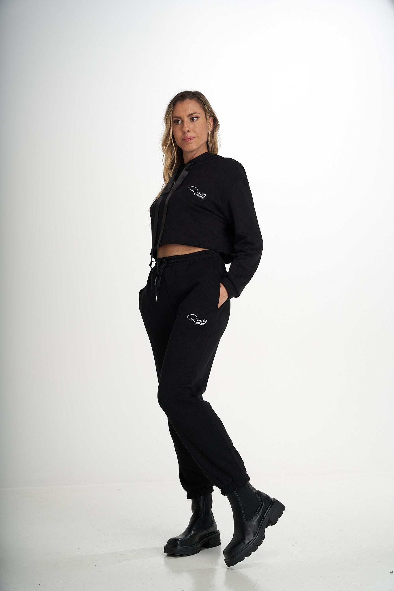 Felpa crop nera con lacci in raso e ricamo Rue 19 Milano