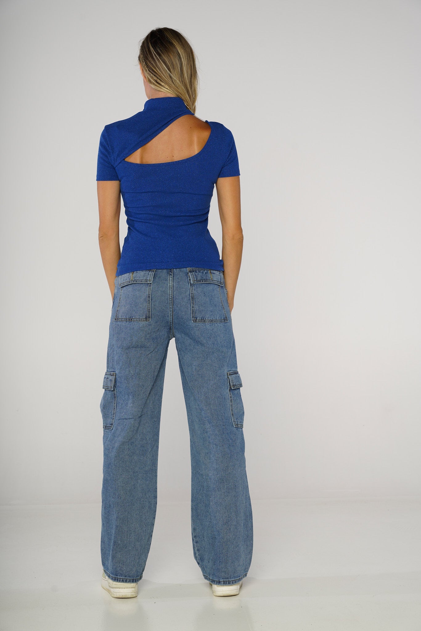Maglia blu a maniche corte con lurex e scollo cut out