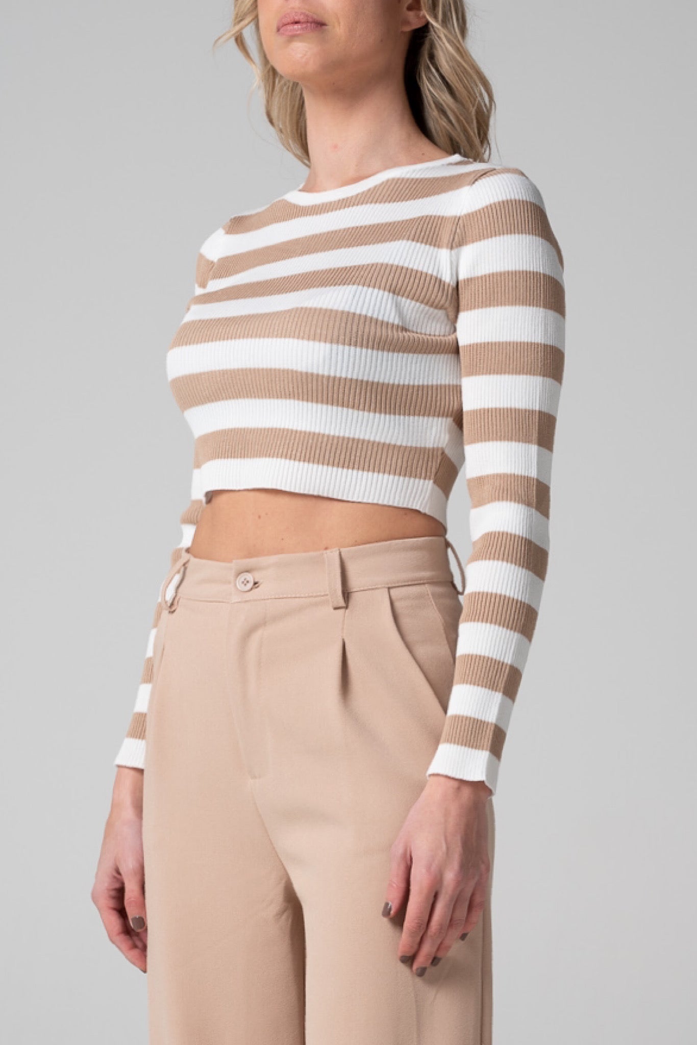 Maglia crop bianca e beige con righe