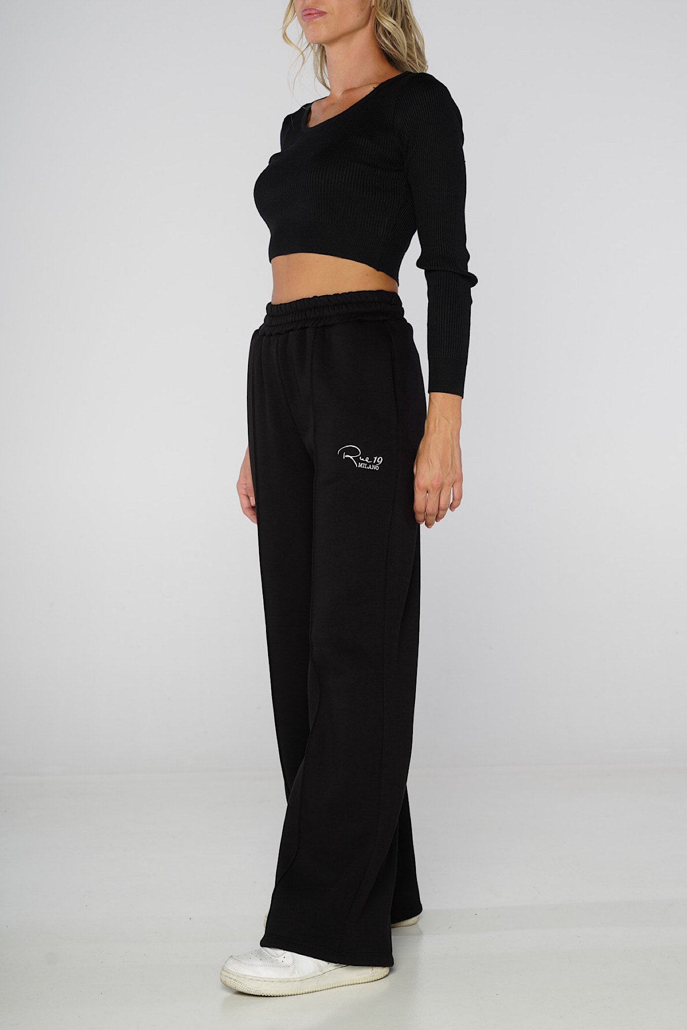 Pantalone jogger nero con fondo ampio