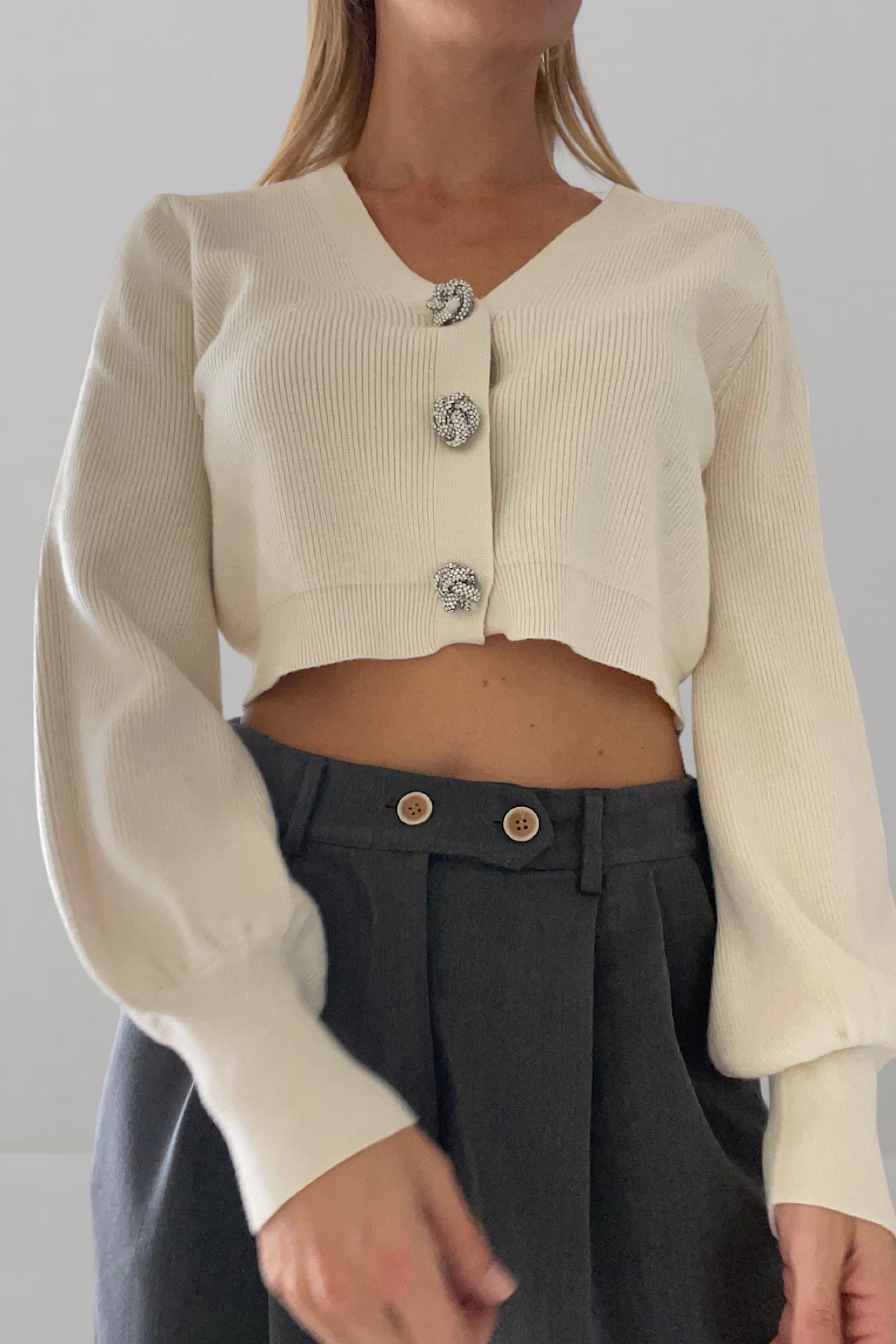 Cardigan crop con bottoni gioiello panna