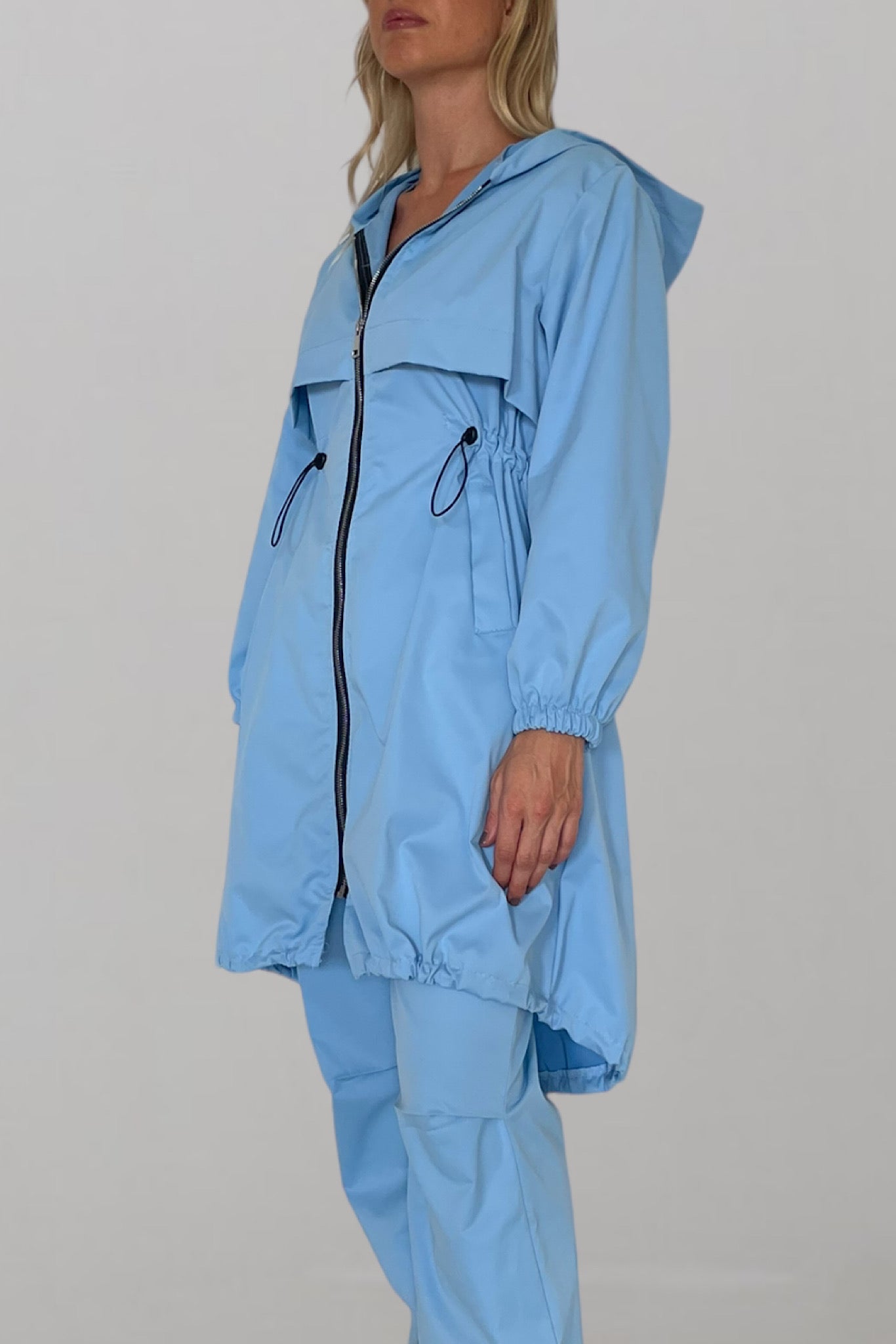 Parka celeste con cappuccio