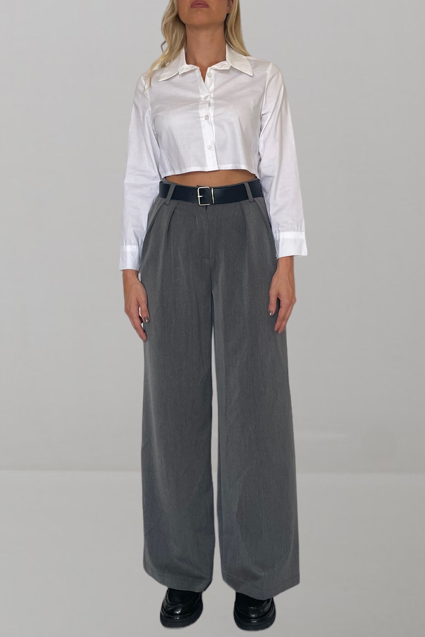Pantalone wide leg grigio con cinta