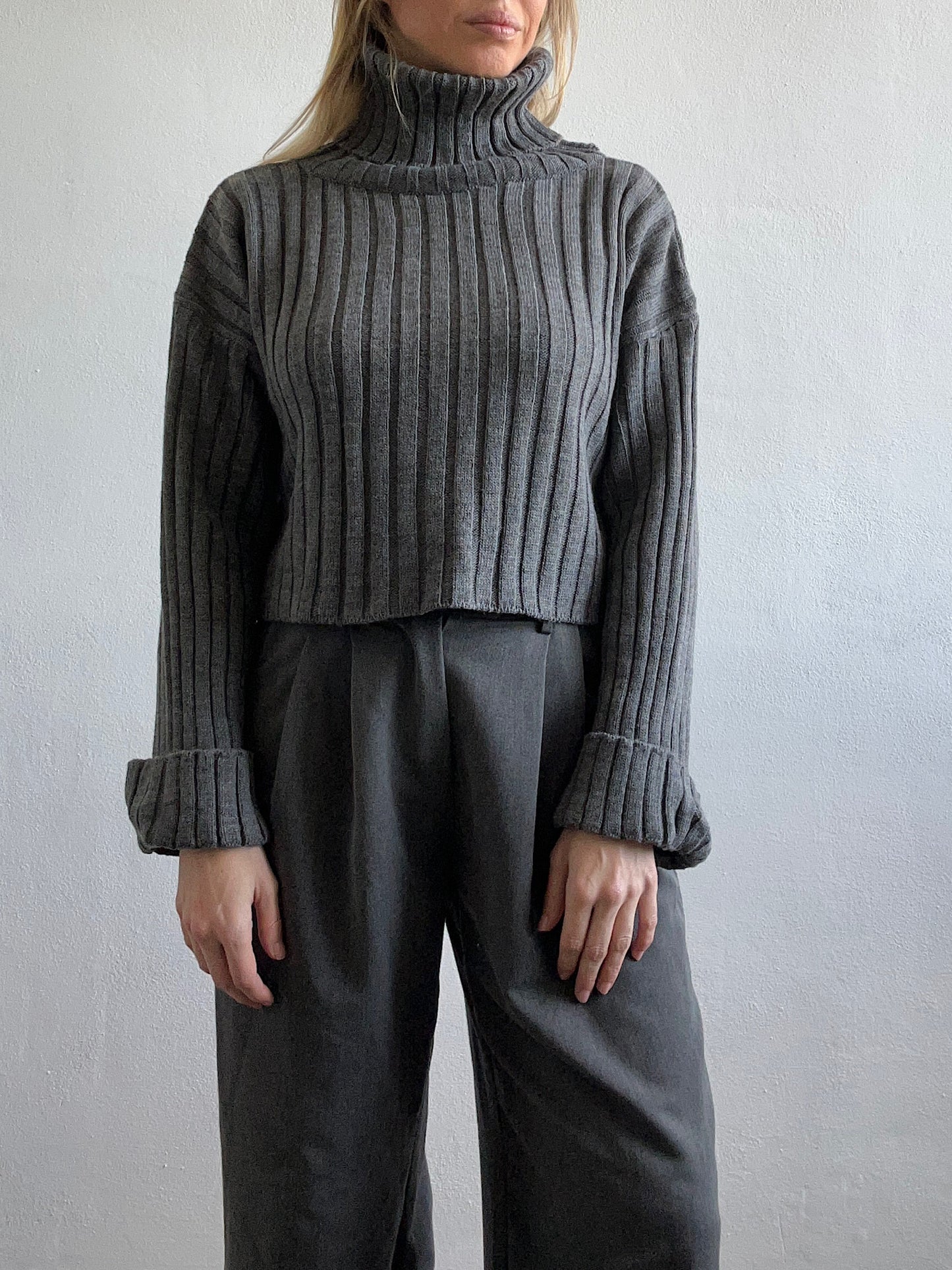 Pull crop a collo alto a costine ( grigio, nero e panna)