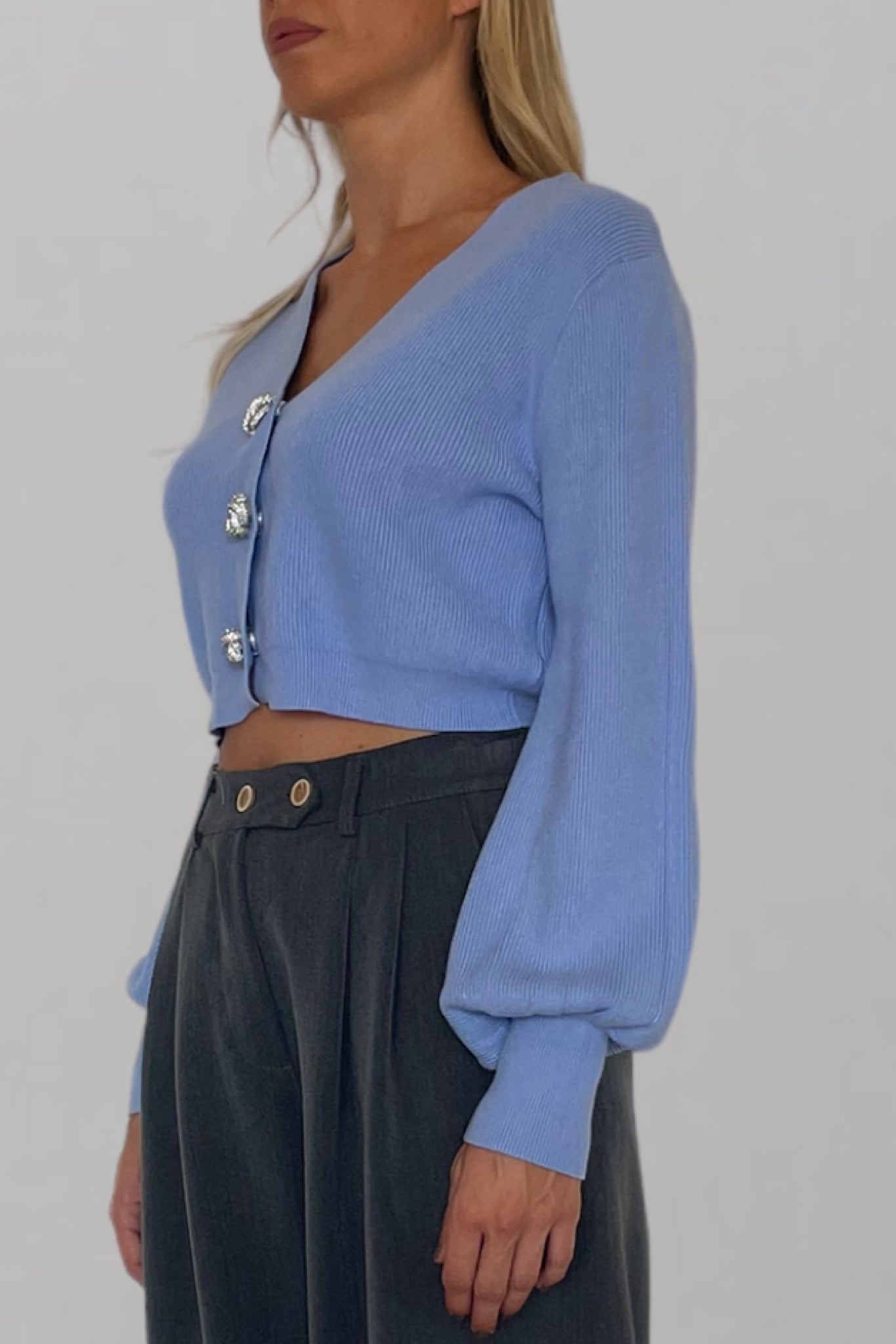 Cardigan crop con bottoni gioiello azzurro