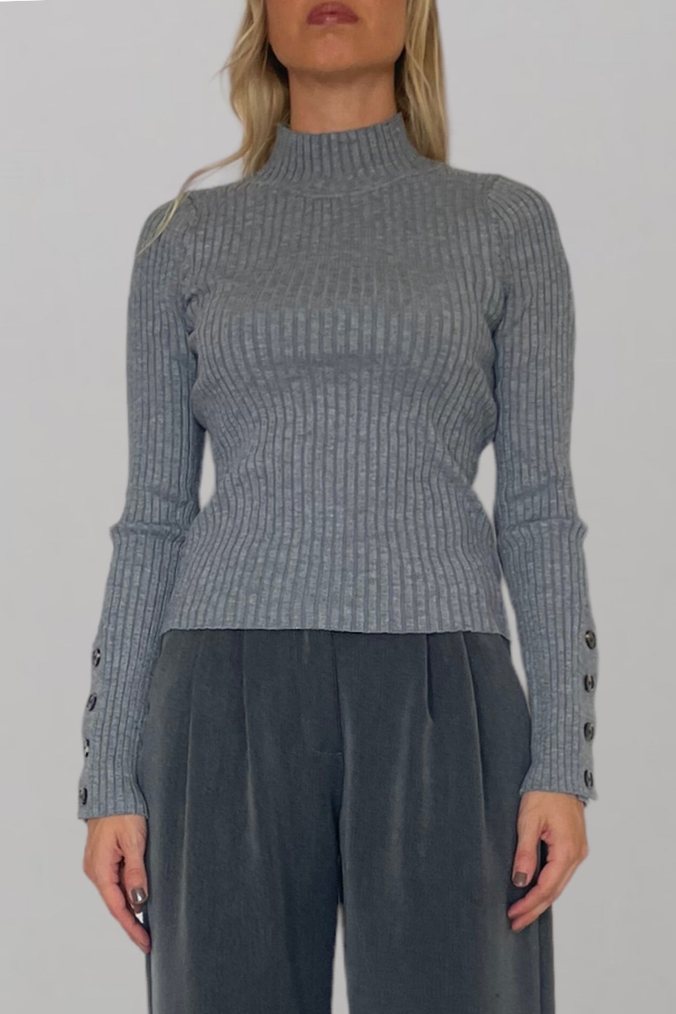 Pull grigio a costine con bottoncini