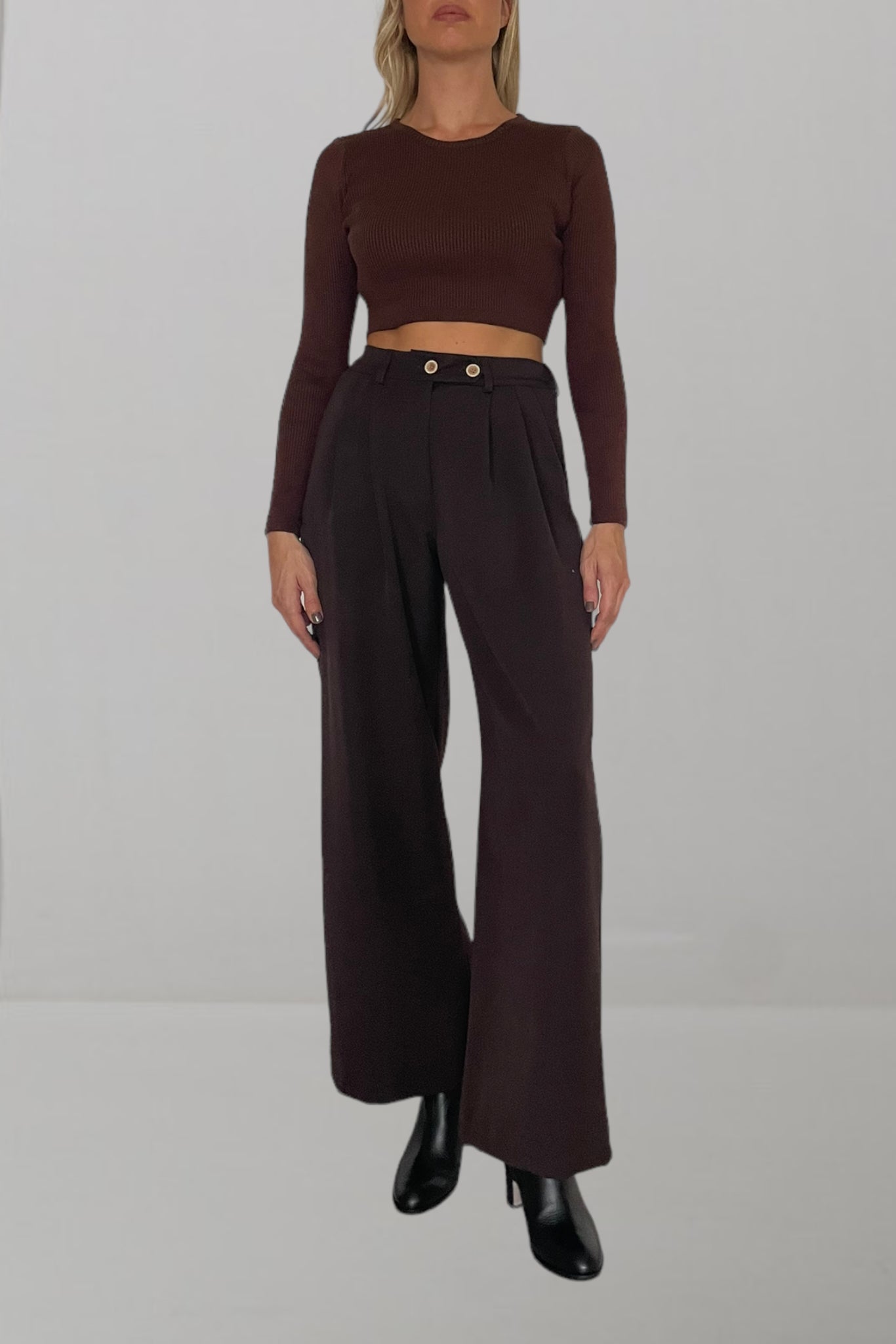 Pantalone wide leg cioccolato con due bottoni