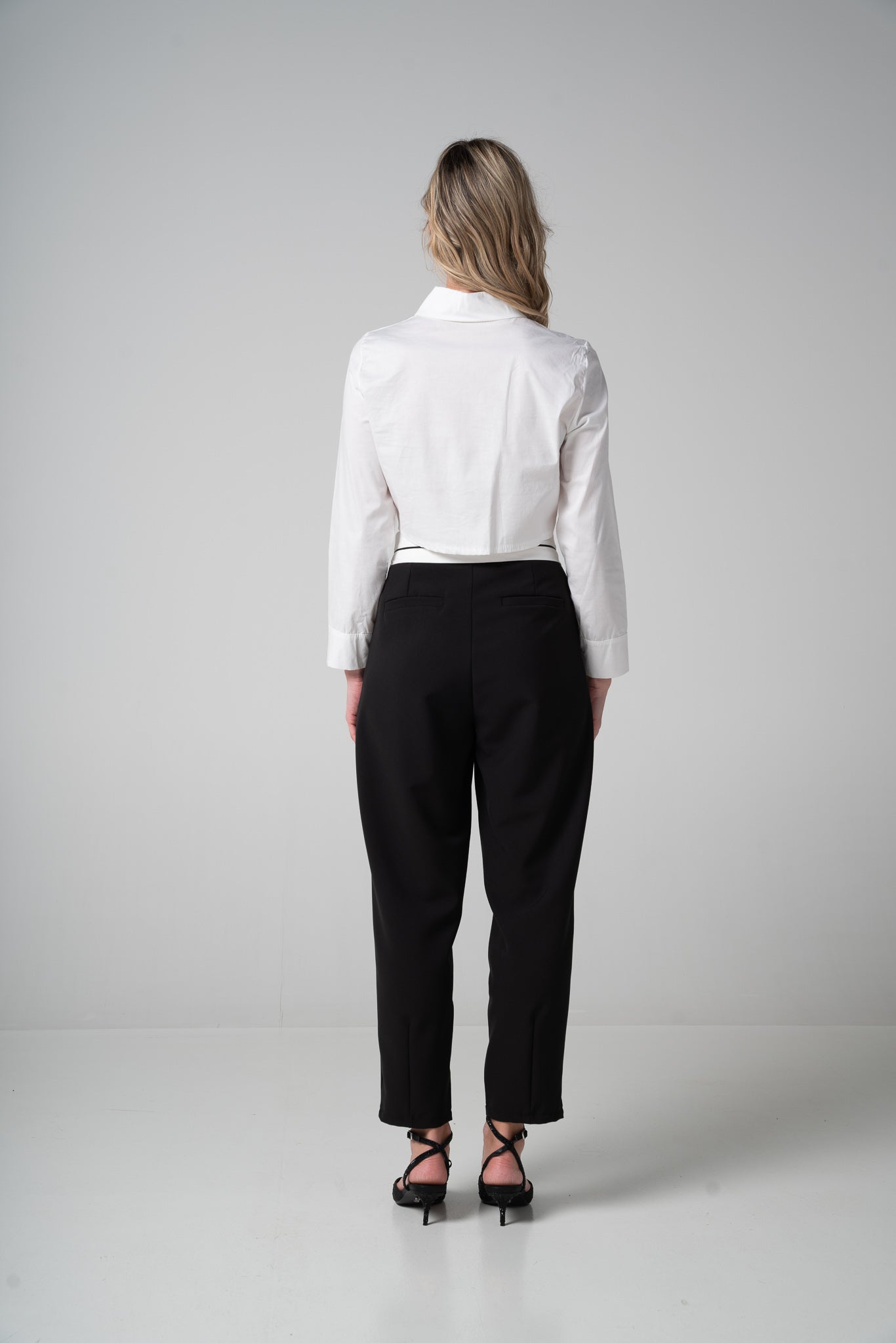 Pantalone nero con cintura sartoriale bianca