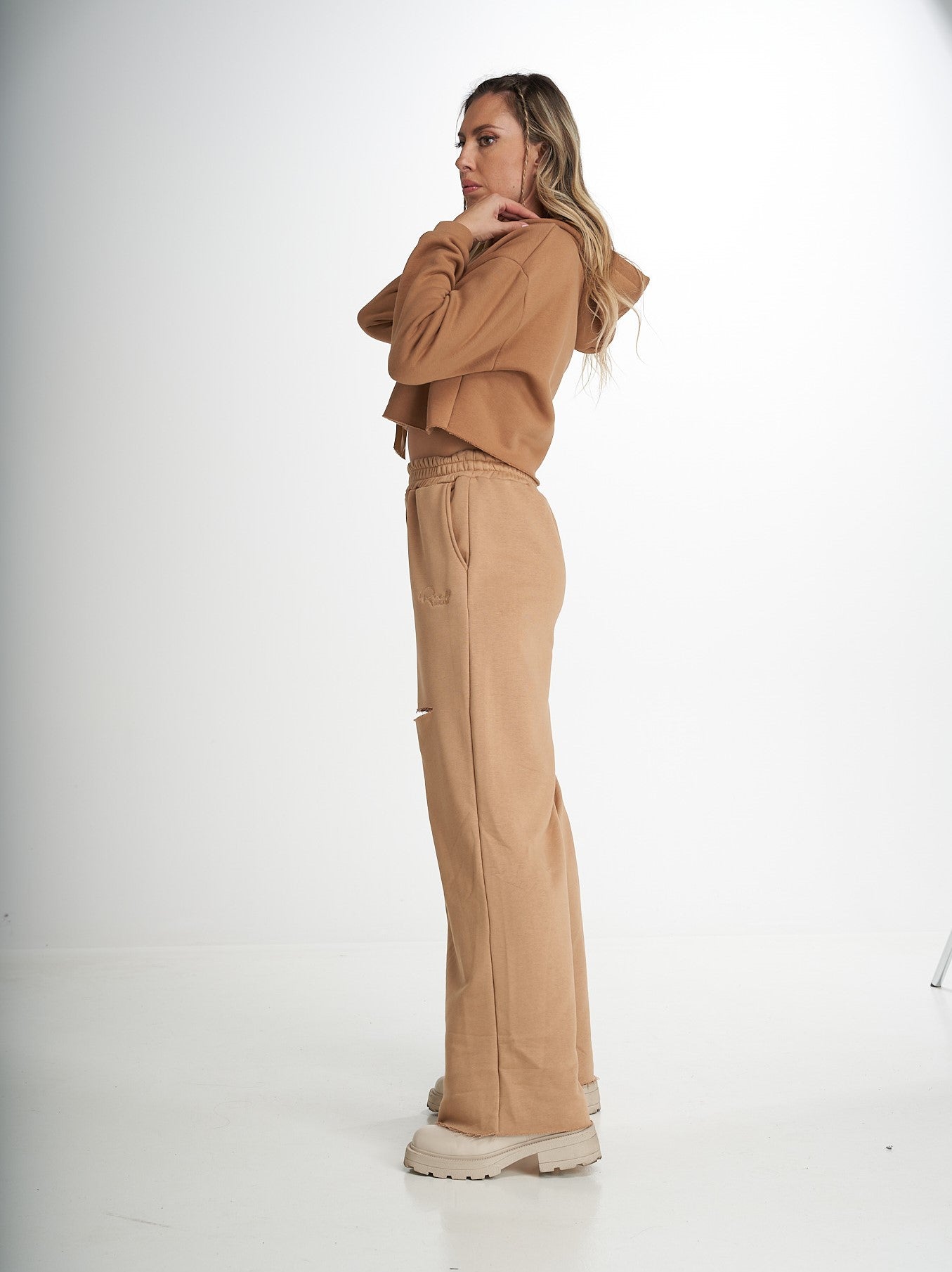 Pantalone jogger beige con gamba ampia