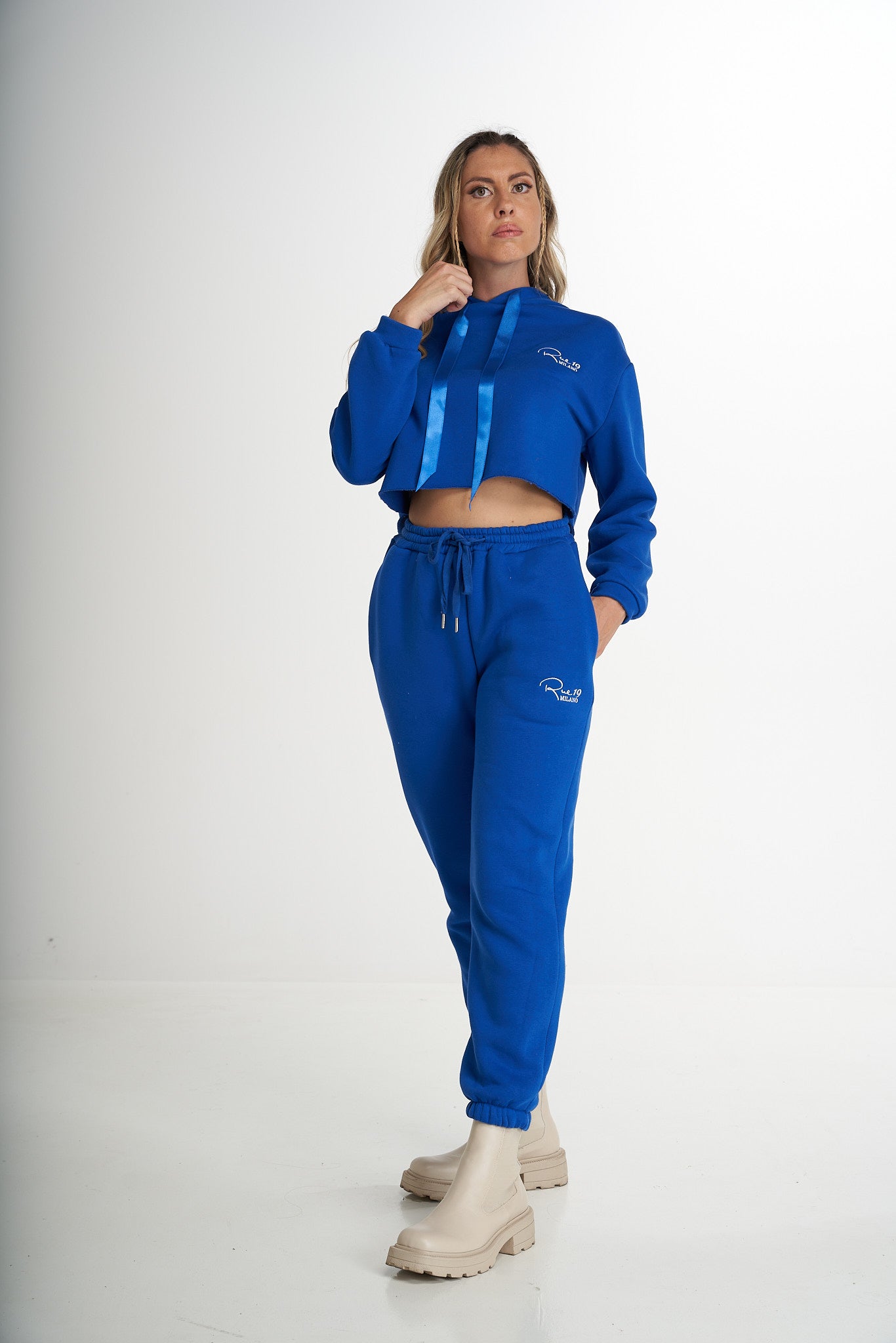 Felpa crop Blu royal con lacci in raso blu e ricamo Rue 19 Milano