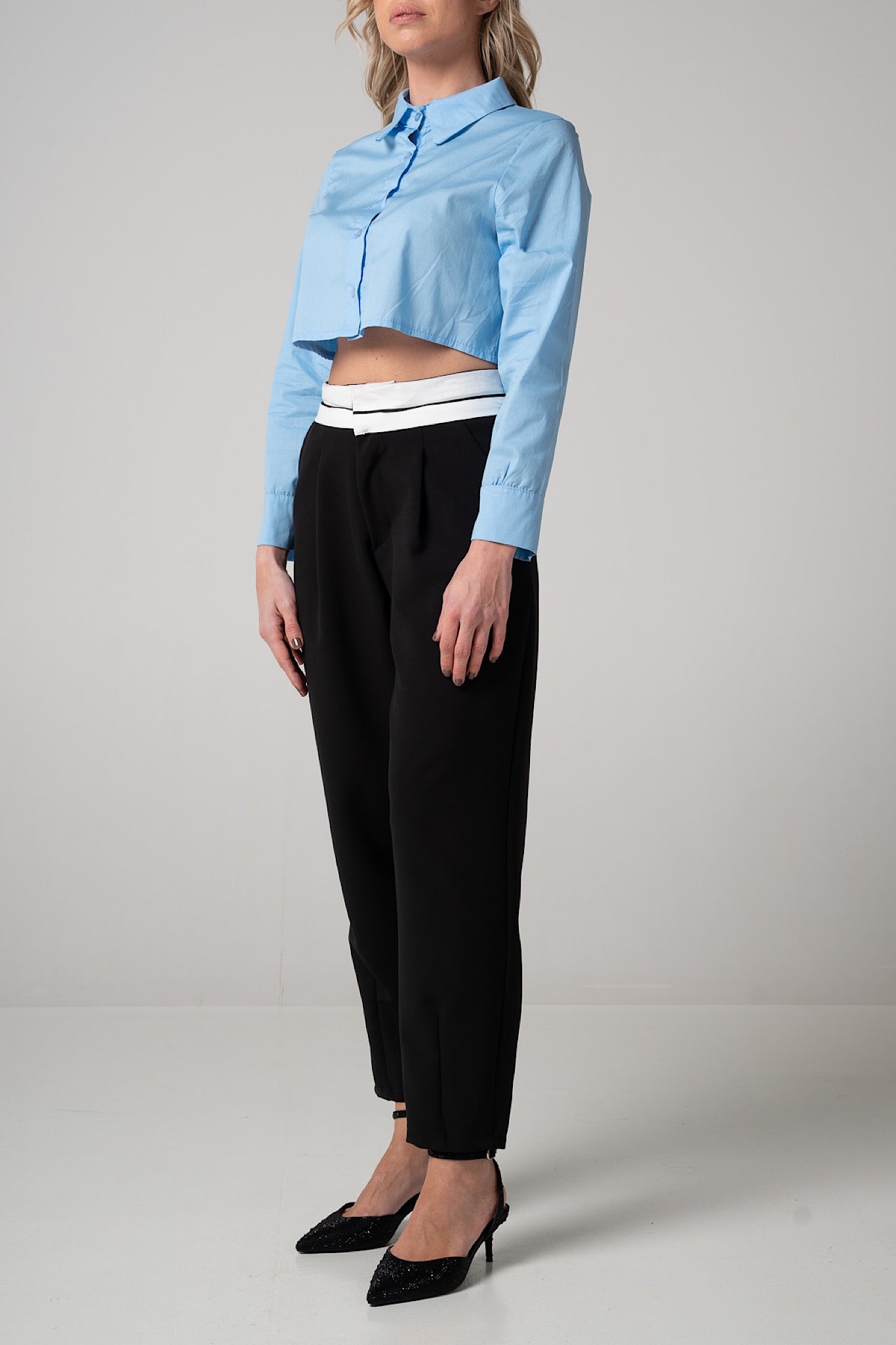 Camicia cropped celeste in cotone