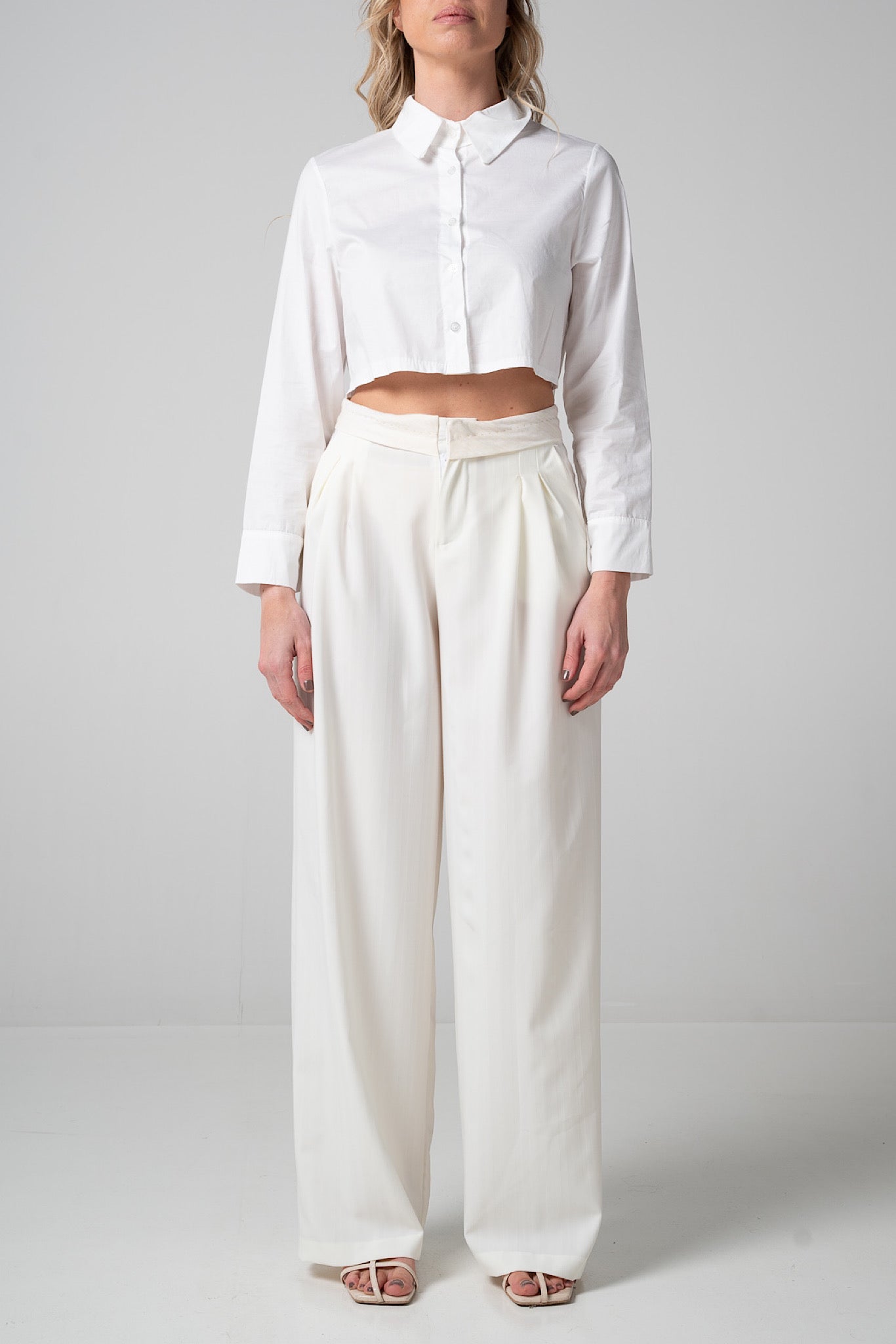 Pantalone bianco wide leg e cinturino sartoriale