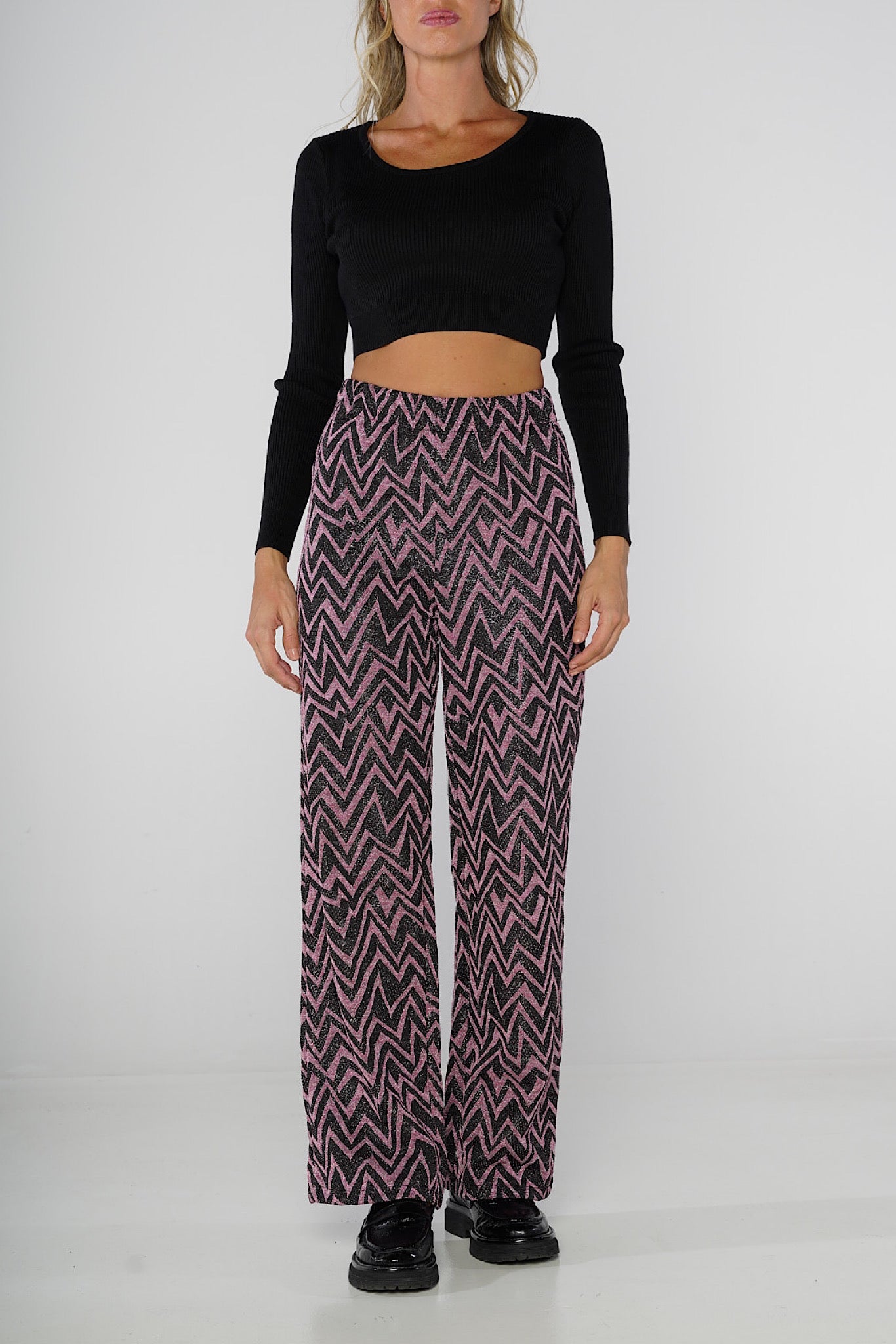 Pantalone con fantasia Chevron rosa e nero