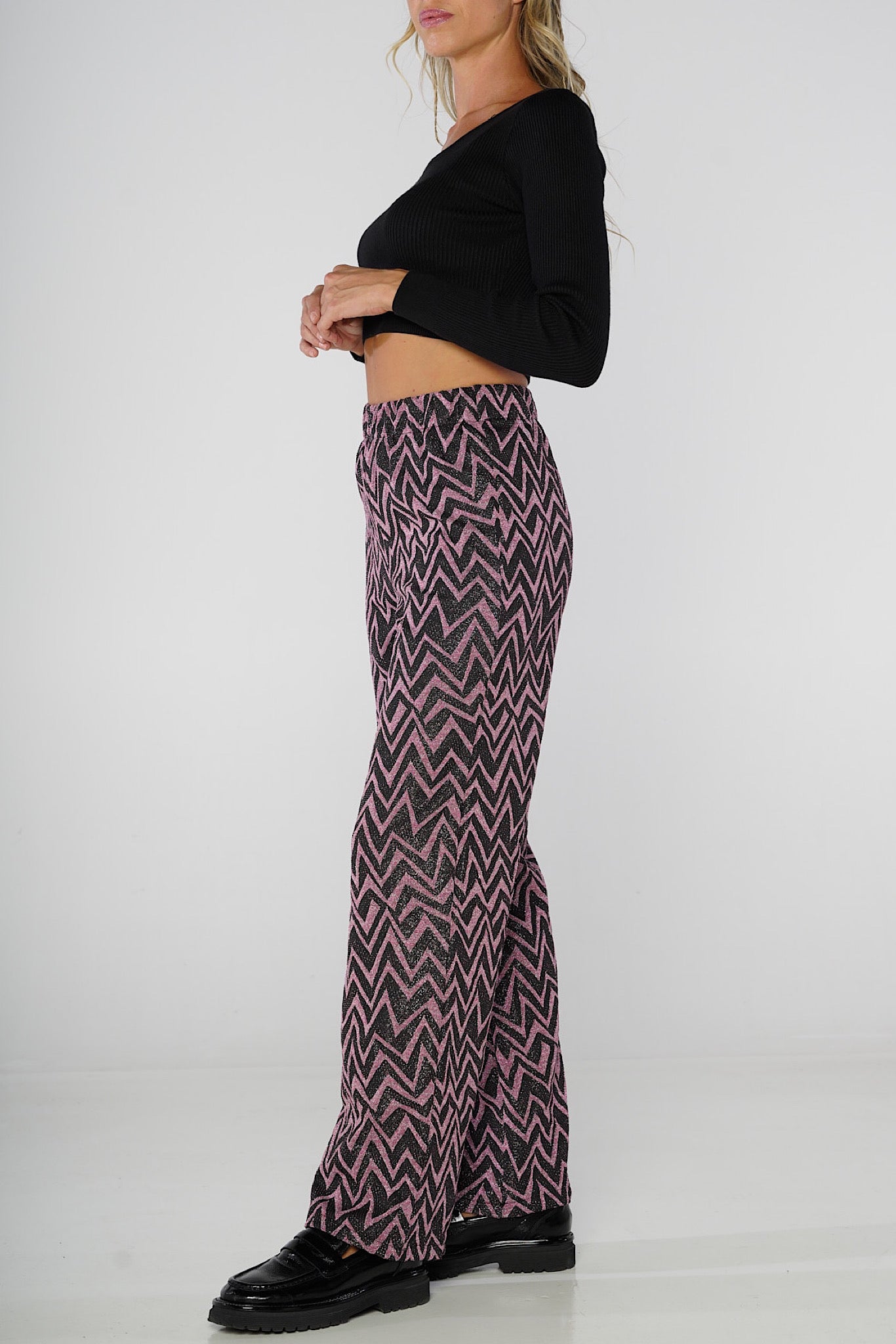 Pantalone con fantasia Chevron rosa e nero