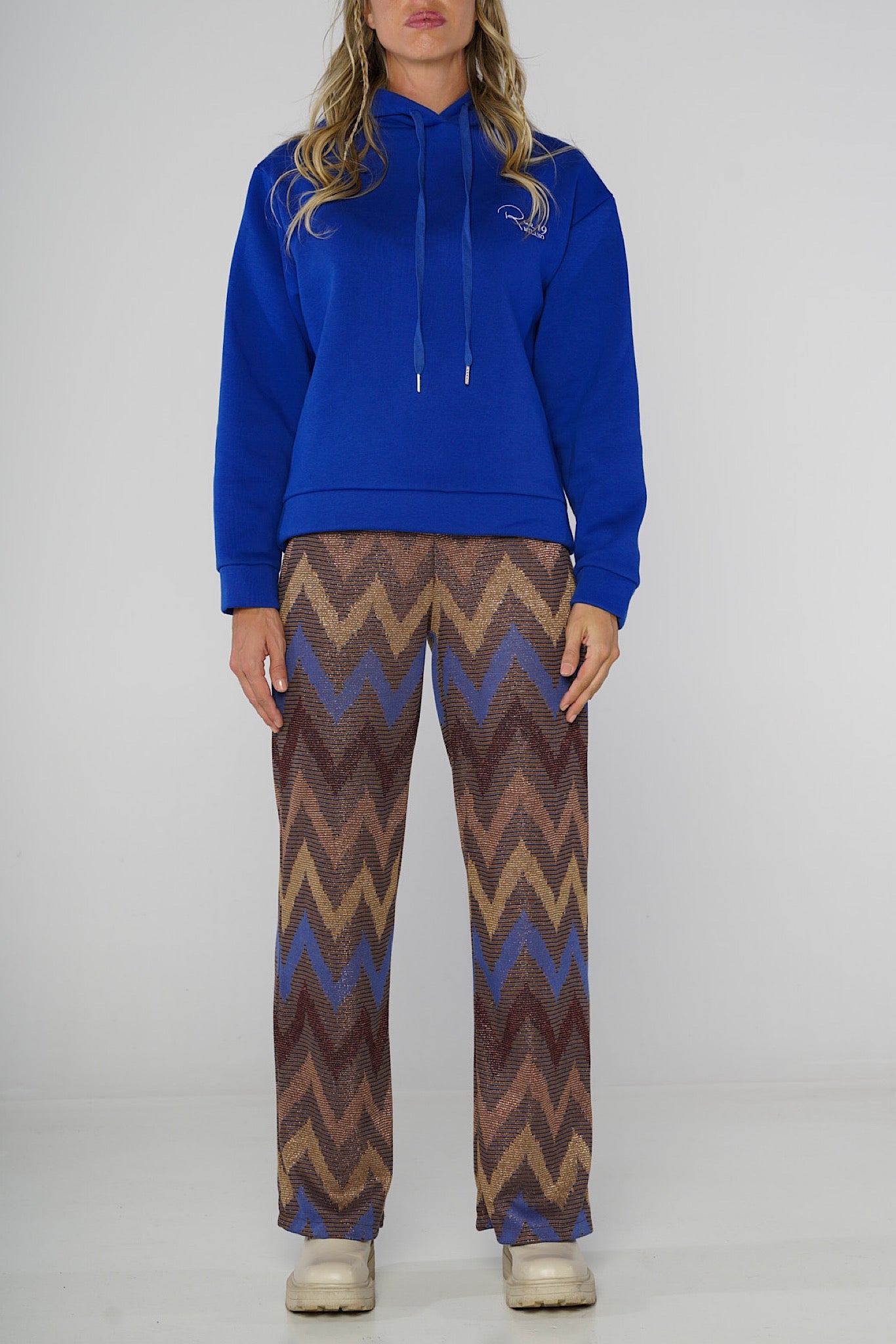 Pantalone a stampa chevron marrone e blu