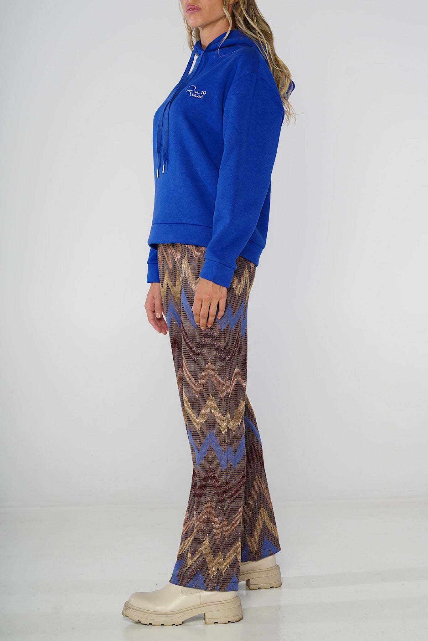 Pantalone a stampa chevron marrone e blu