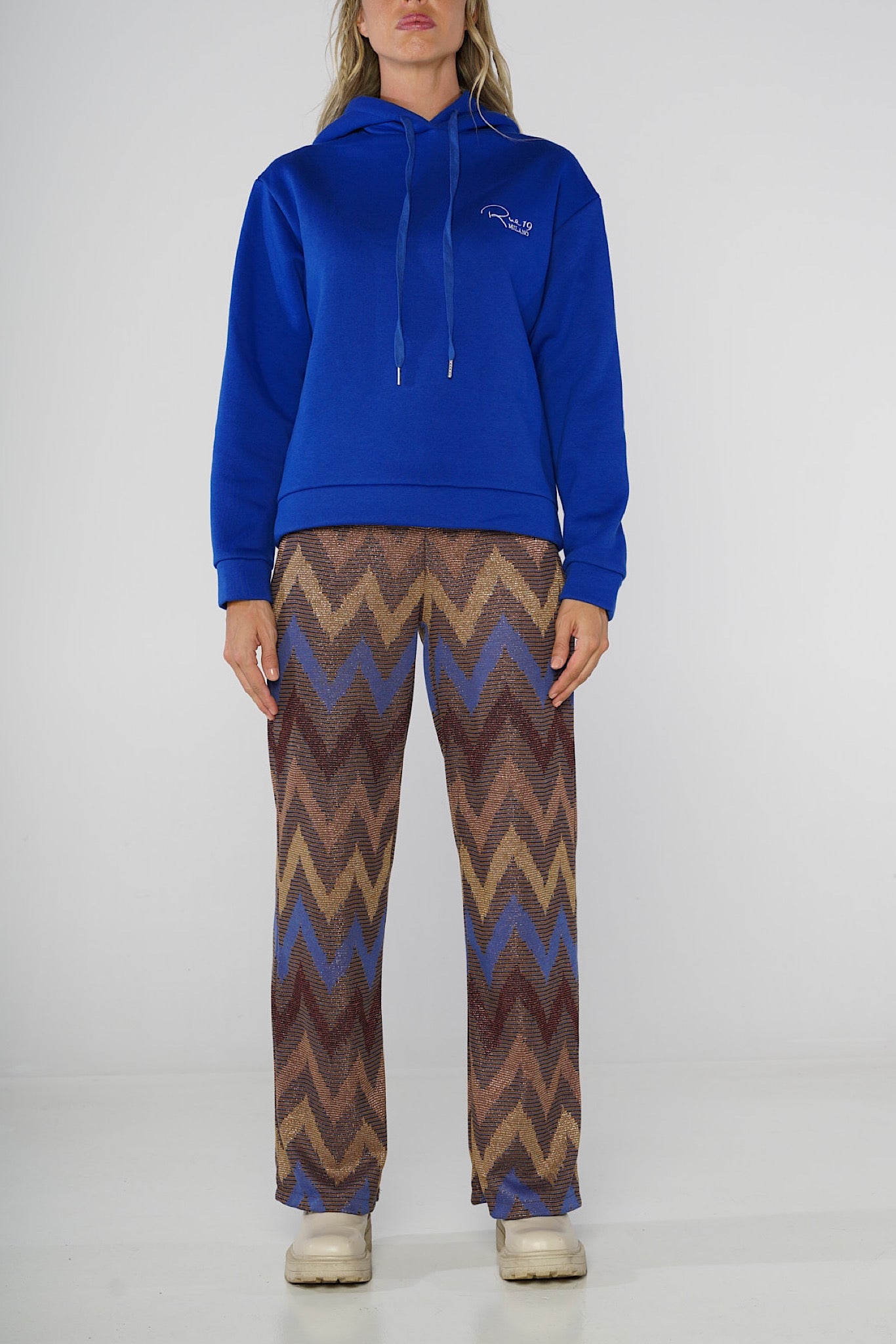 Pantalone a stampa chevron marrone e blu