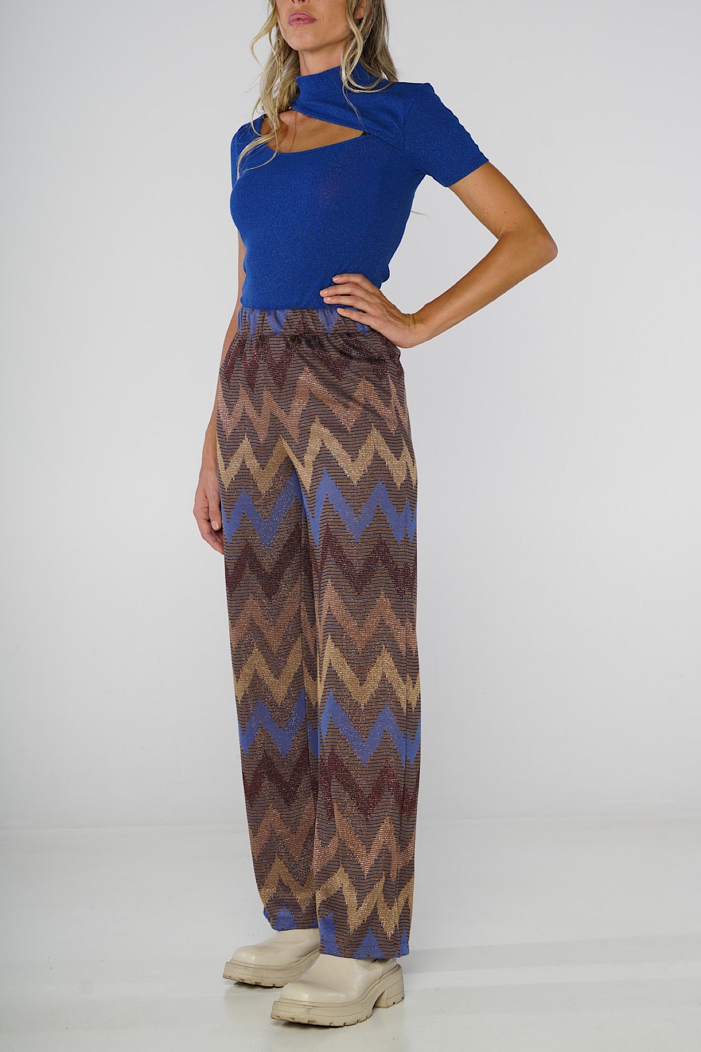 Pantalone a stampa chevron marrone e blu