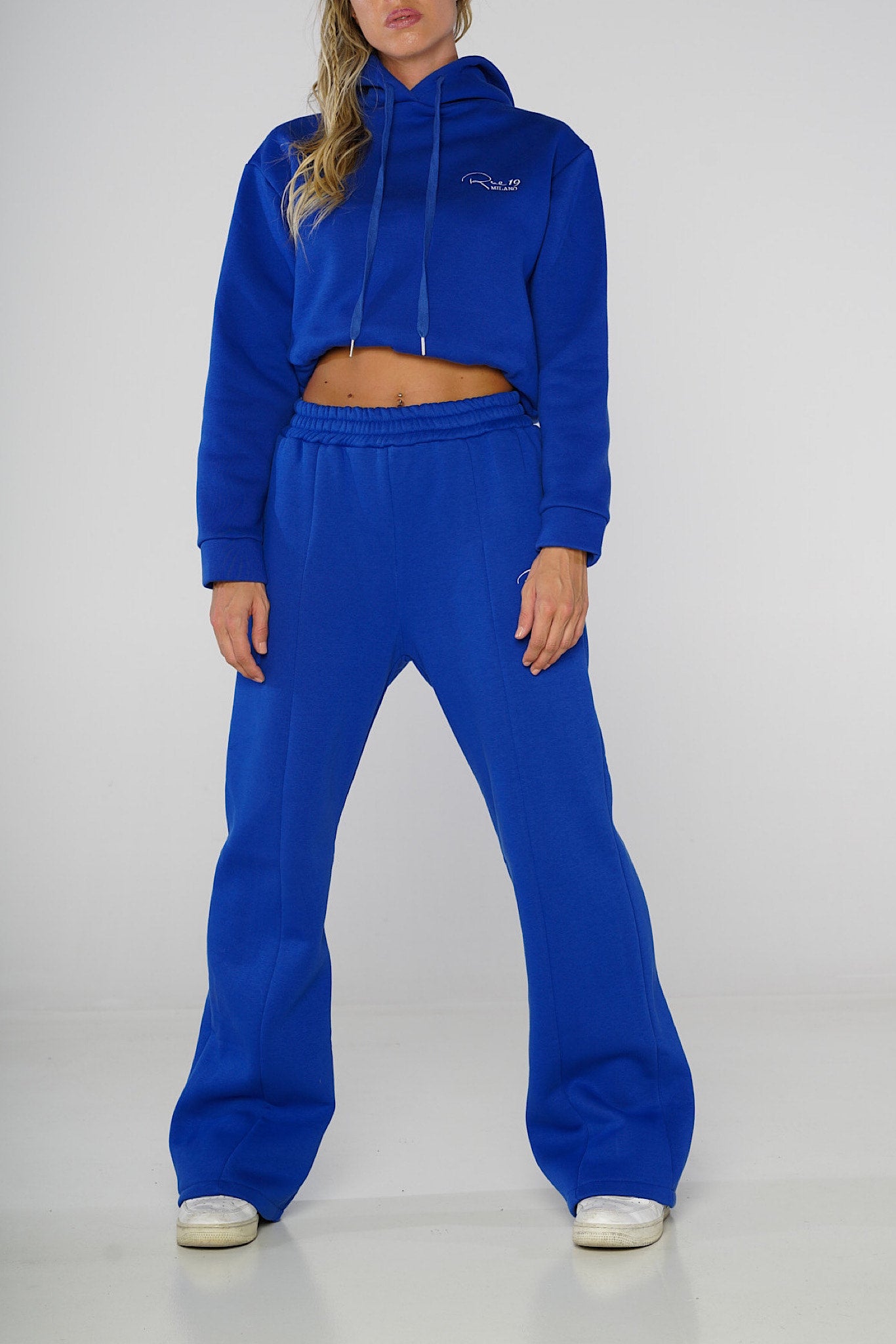 Pantalone jogger blu royal con fondo ampio