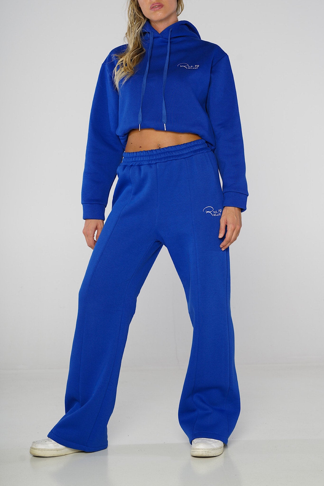 Pantalone jogger blu royal con fondo ampio